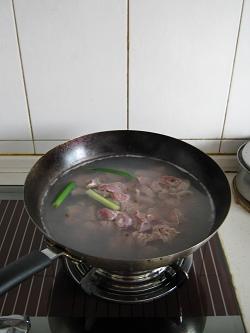 红酒炖羊肉的做法