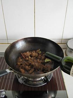 红酒炖羊肉的做法