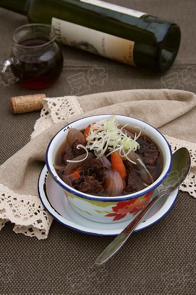 红酒炖羊肉的做法