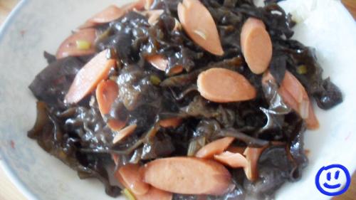 火腿炒木耳的做法
