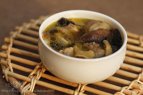 香菇木耳草鸡汤的做法