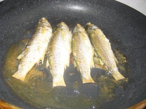 盐酥斋鱼的做法