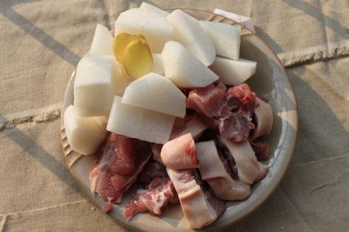 猪尾白萝卜汤的做法