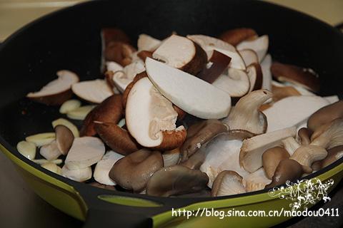 蒜香蚝油菌菇的做法