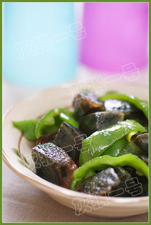 青椒炒皮蛋的做法