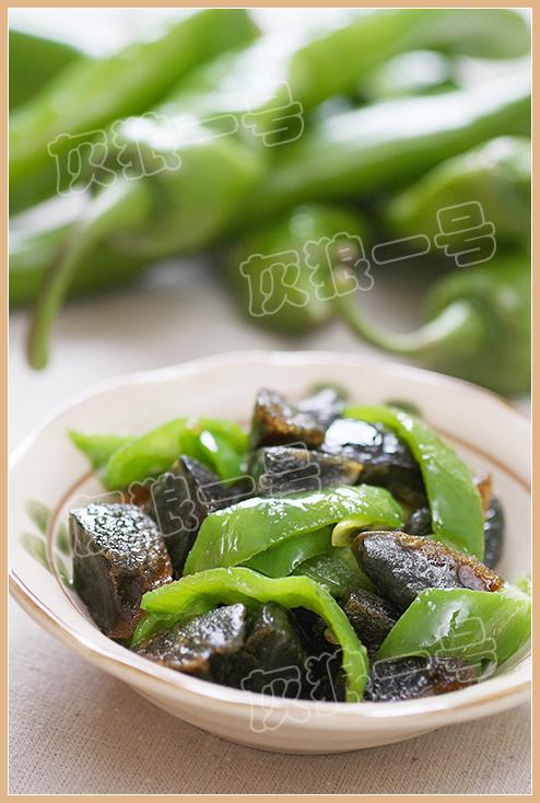 青椒炒皮蛋的做法