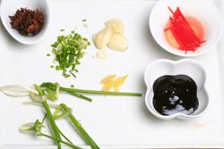 酱熬鲫鱼的做法