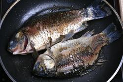 酱熬鲫鱼的做法