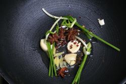 酱熬鲫鱼的做法