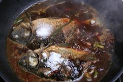 酱熬鲫鱼的做法