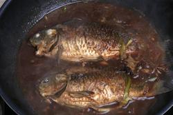 酱熬鲫鱼的做法