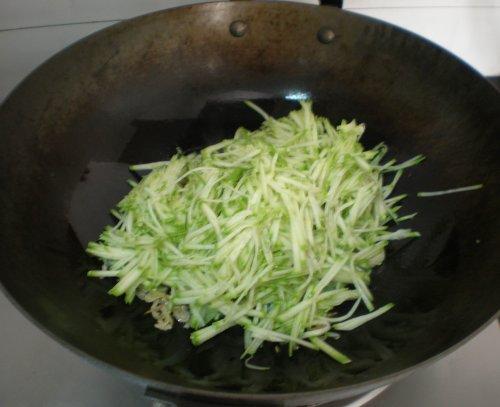 西葫芦炒虾皮的做法