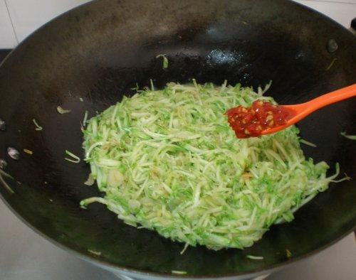 西葫芦炒虾皮的做法