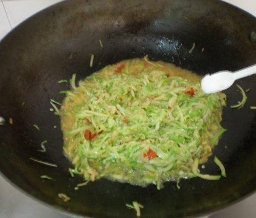 西葫芦炒虾皮的做法