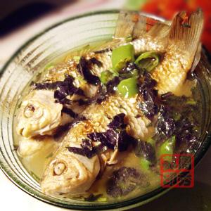 紫苏煮鲫鱼的做法