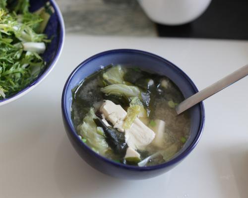 白菜豆腐裙带菜酱汤的做法