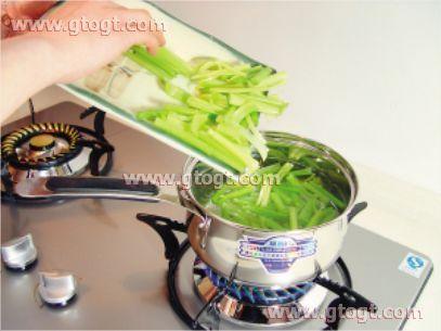 芹菜炒瘦肉的做法