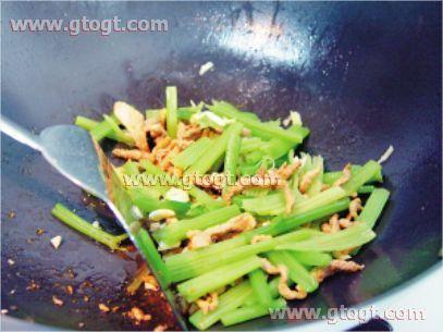 芹菜炒瘦肉的做法