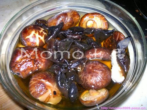 香菇黑云耳炖肉汁的做法