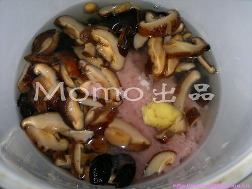 香菇黑云耳炖肉汁的做法