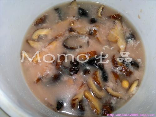 香菇黑云耳炖肉汁的做法