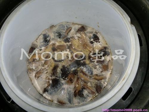 香菇黑云耳炖肉汁的做法