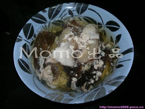 香菇黑云耳炖肉汁的做法