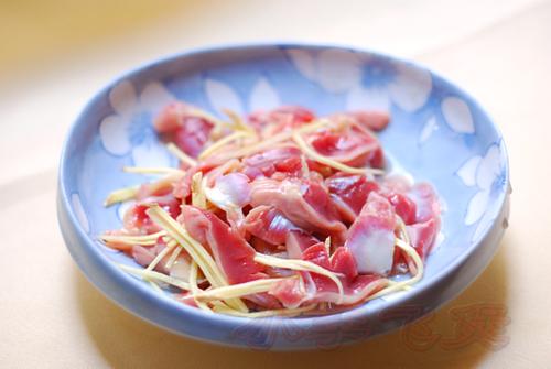 菜心炒鸡杂的做法