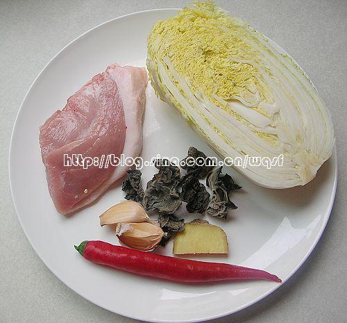 白菜猪肉炒木耳的做法