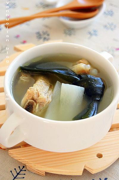 海带结萝卜排骨汤的做法