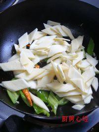 茭白小炒鸡的做法