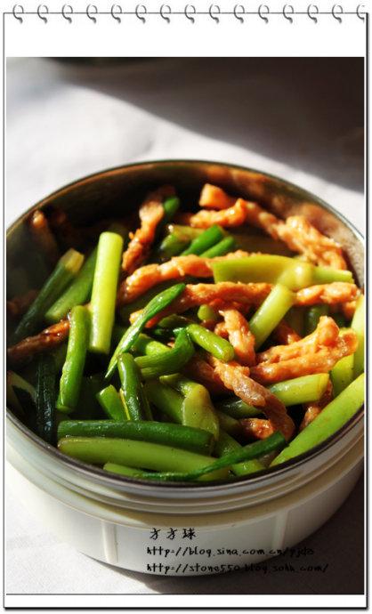素肉丝炒蒜薹的做法