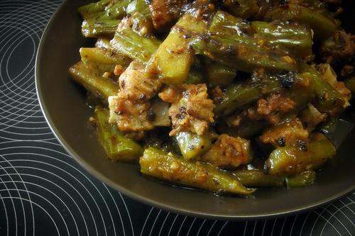 苦瓜焖排骨的做法