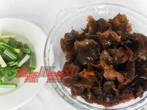 木耳炒土鸡蛋的做法
