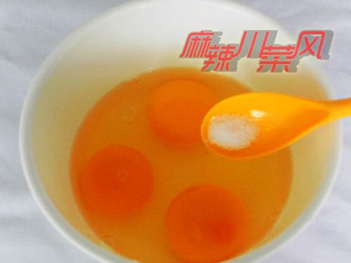 木耳炒土鸡蛋的做法