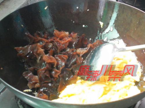 木耳炒土鸡蛋的做法