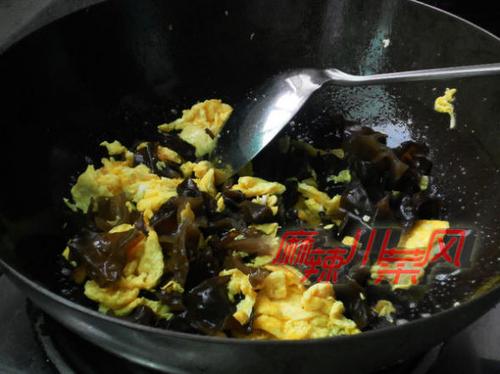 木耳炒土鸡蛋的做法