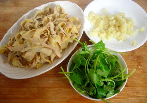 蒜蓉香菜拌鸭肠的做法