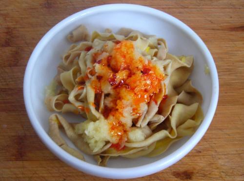 蒜蓉香菜拌鸭肠的做法