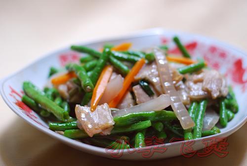 咸花腩炒豆角的做法