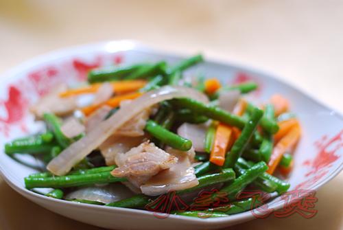 咸花腩炒豆角的做法