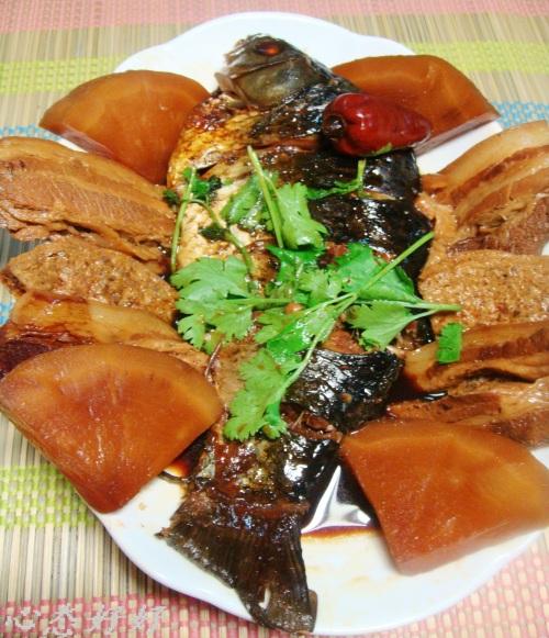 农家侉炖咸菜鲫鱼的做法