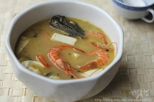 昂刺鱼鲜虾豆腐汤的做法