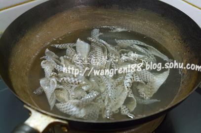 香辣鱼皮的做法