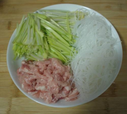 韭黄瘦肉炒粉丝的做法