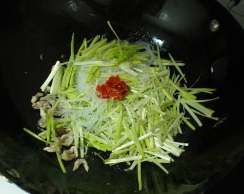 韭黄瘦肉炒粉丝的做法