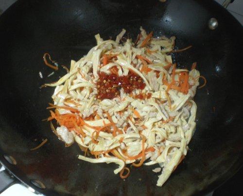 胡萝卜炒腐竹的做法