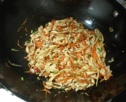 胡萝卜炒腐竹的做法