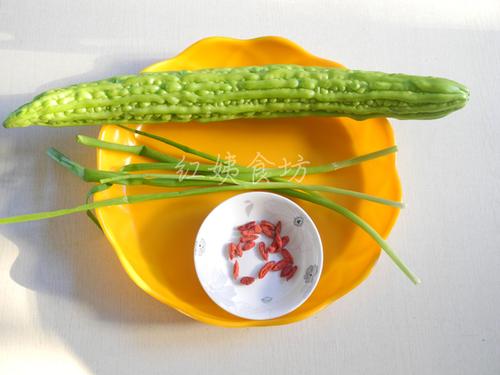 枸杞子葱油苦瓜的做法