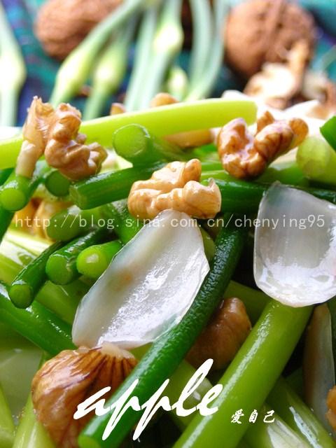 核桃肉百合炒蒜苗的做法